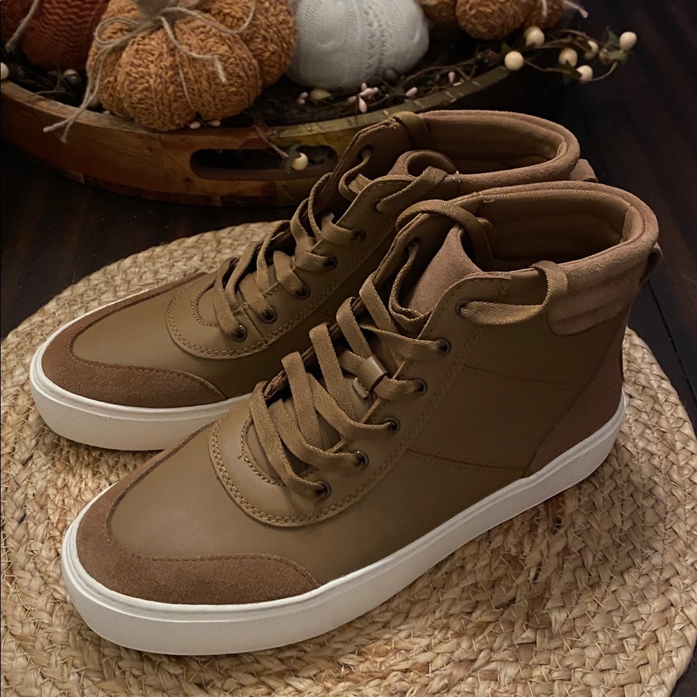 NWOT UGG Zilo II high top leather sneaker; SUEDE DARKER ON RIGHT SHOE TIP - Picture 4 of 11